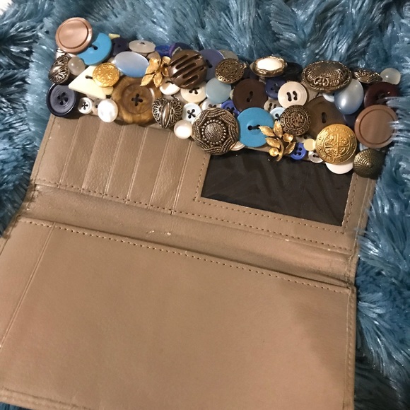 Handmade button collage wallet - Picture 5 of 8